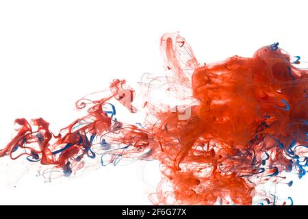 Couleur rouge et bleu encre peinture motif abstrait dans l'eau liquide Banque D'Images