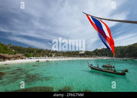 Vue sur la plage de Ko Racha par une journée ensoleillée, en Thaïlande. Banque D'Images