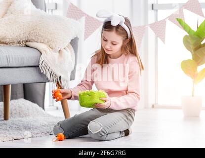 Petite fille le jour de Pâques Banque D'Images