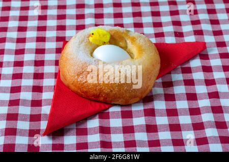 Une cuisine typique de la pâtisserie espagnole est la Mona de Pascua. C'est un gâteau de Pâques dont la dégustation symbolise que le Carême et son abstinence sont finie. Con Banque D'Images