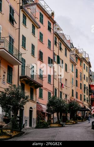 Classique et carte postale vue parfaite - Maisons traditionnelles colorées - Riomaggiore, Cinque Terre, Italie Banque D'Images