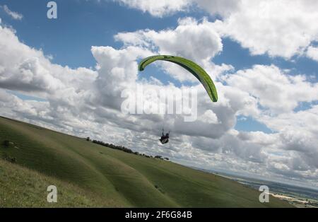 Parapente solitaire volant au-dessus de la zone rurale anglaise Banque D'Images