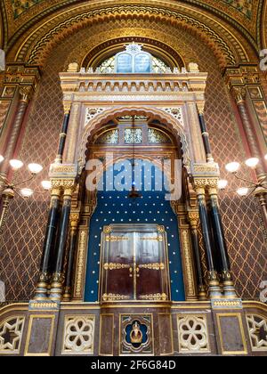 Décoré Torah Ark dans la Synagogue espagnole, Prague: Entouré d'une haute arche dorée, l'anon-maussée multi-fatiguée anon-kodesh de cette synagogue abrite les manuscrits de Torah. Une lampe s'allume. Banque D'Images