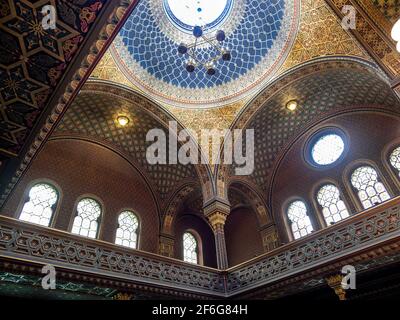 Le Dôme central et les balcons dans la salle principale de la Synagogue espagnole: Entouré de travaux de paquet élaborés et de balcons voûtés, ce dôme bleu surplombe le rez-de-chaussée. Un lustre en forme d'étoile à six pointes est suspendu par le haut. Banque D'Images