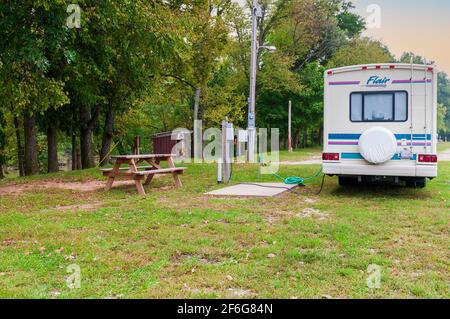 Une ancienne voiture de camping-car Flair RV Van, garée dans un camping avec prises d'eau et électriques et une table de pique-nique. ÉTATS-UNIS Banque D'Images