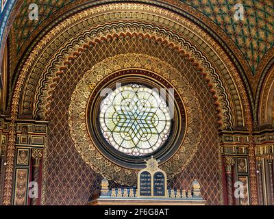 Magen David au-dessus de l'aron ha-kodesh dans la synagogue espagnole de Prague: Détail de l'immense vitrail circulaire et de ses décorations en feuille d'or dans la synagogue espagnole de Prague. Banque D'Images