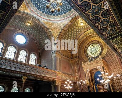 Le plafond et le devant de la synagogue espagnole à Prague : le plafond, le balcon et le mur sud de la synagogue espagnole restaurée à Prague. Les feuilles d'or et les décorations morish exquises abondent. Banque D'Images