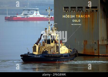 TUG,Svitzer Harty,Rochester,Hoegh Tracer,Oslo,car,transporteur,remorquage,Southampton,eau,Docks,Hampshire,Angleterre,Royaume-Uni,Werft,terminal Banque D'Images