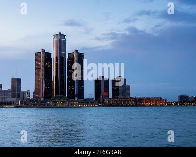 Après la lueur sur le Renaissance Centre dans le centre-ville de Detroit Michigan: Après le soleil pose les hauts bâtiments du Renaissance Centre dominés par la tour GM à Detroit commencent à s'allumer. Rivière Detroit en premier plan. Banque D'Images