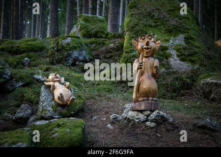 Figurines en bois drôles dans le Nordwald, Waldviertel, Autriche Banque D'Images