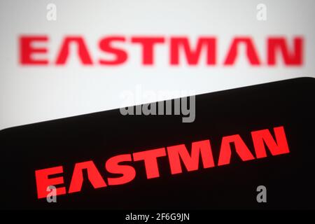 Dans cette illustration, le logo de la société Eastman Chemical est affiché sur un smartphone et un écran d'ordinateur. Banque D'Images