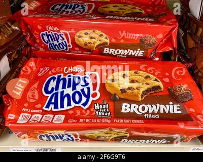 Croustilles biscuits aux croustilles au chocolat Ahoy Brownie sur une étagère de magasin Banque D'Images
