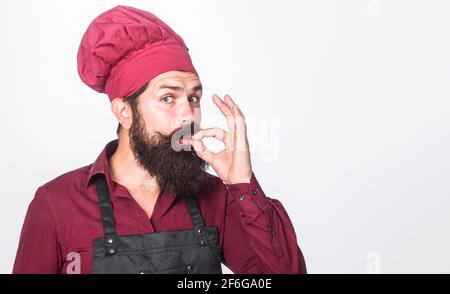 Chef en uniforme avec signe parfait. Chef de cuisine, cuisinier ou boulanger de sexe masculin excellent. Cuisez avec le geste d'approbation du goût. Banque D'Images