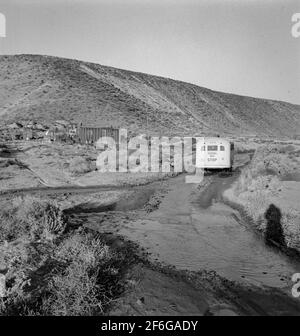 Route de bus scolaire rural. L'autobus scolaire démarre l'appartement à 7 h 30 pour recueillir les enfants de nouveaux colons. Comté de Malheur, Oregon. 1939. Photo de Dorothea Lange. Banque D'Images