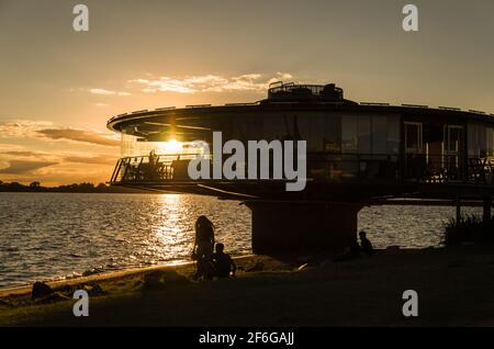 Porto Alegre, Rio Grande do Sul, Brésil, du 29 au 2021 mars : restaurant panoramique sur le front de mer de Guaíba en silhouette au coucher du soleil. Banque D'Images