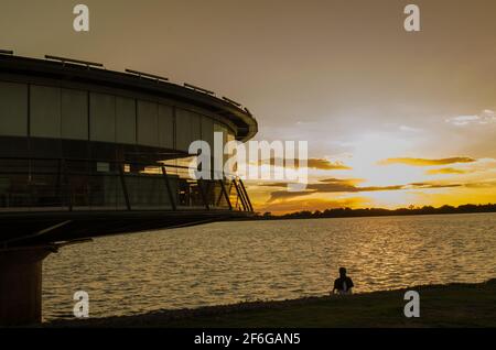 Porto Alegre, Rio Grande do Sul, Brésil, du 29 au 2021 mars : restaurant panoramique sur le front de mer de Guaíba en silhouette au coucher du soleil. Banque D'Images