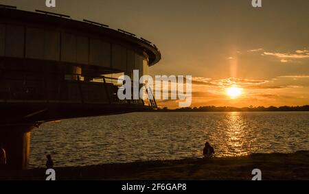 Porto Alegre, Rio Grande do Sul, Brésil, du 29 au 2021 mars : restaurant panoramique sur le front de mer de Guaíba en silhouette au coucher du soleil. Banque D'Images