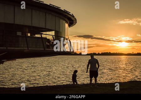 Porto Alegre, Rio Grande do Sul, Brésil, du 29 au 2021 mars : restaurant panoramique sur le front de mer de Guaíba en silhouette au coucher du soleil. Banque D'Images