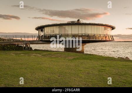 Porto Alegre, Rio Grande do Sul, Brésil, du 29 au 2021 mars : restaurant panoramique sur le front de mer de Guaíba en silhouette au coucher du soleil. Banque D'Images