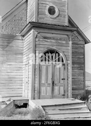 Ancienne église catholique en bordure de la ville de pomme de terre. « les Oakies et les Arkies » vivent quatre dans une salle autour d'ici. Merrill, Comté de Klamath, Oregon. 1939. Photo de Dorothea Lange. Banque D'Images