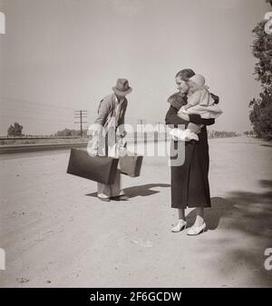 Jeune famille, sans âme, randonnée sur la U.S. Highway 99 en Californie. Le père, vingt-quatre, et la mère, dix-sept, venaient de Winston-Salem, Caroline du Nord. Au début de 1935, leur bébé est né dans la vallée impériale, en Californie, où ils travaillaient comme travailleurs de terrain. 1939. Photo de Dorothea Lange. Banque D'Images