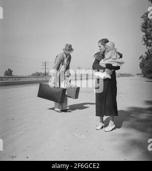 Jeune famille, sans âme, randonnée sur la U.S. Highway 99 en Californie. Le père, vingt-quatre, et la mère, dix-sept, venaient de Winston-Salem, Caroline du Nord. Au début de 1935, leur bébé est né dans la vallée impériale, en Californie, où ils travaillaient comme travailleurs de terrain. 1939. Photo de Dorothea Lange. Banque D'Images