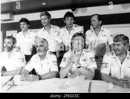 RICHARD BRANSON (AVANT 2ÈME À DROITE) TED TOLEMAN (AVANT 2ÈME À GAUCHE) ET CHAY BLYTHE (AVANT DROIT. ET L'ÉQUIPAGE DE VIRGIN ATLANTIC CHALLENGER LORS D'UNE CONFÉRENCE DE PRESSE À L'HOLIDAY INN, PORTSMOUTH, APRÈS L'ÉCHEC DE LEUR OFFRE DE CROSS-ATLANTIQUE. PIC MIKE WALKER, 1984 Banque D'Images