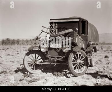 Voiture des réfugiés texans. Ils cherchent du travail dans les champs de carottes de la vallée de Coachella. Californie. 1937. Photo de Dorothea Lange. Banque D'Images