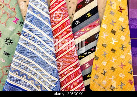 Tapis de laine faits main colorés au marché de rue au Maroc Banque D'Images