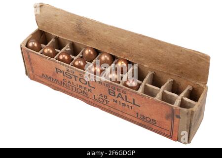 Boîte de calibre 0,45 M1911 à balles de pistolet avec cartouches isolées sur fond blanc Banque D'Images