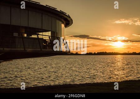 Porto Alegre, Rio Grande do Sul, Brésil, du 29 au 2021 mars : restaurant panoramique sur le front de mer de Guaíba en silhouette au coucher du soleil. Banque D'Images