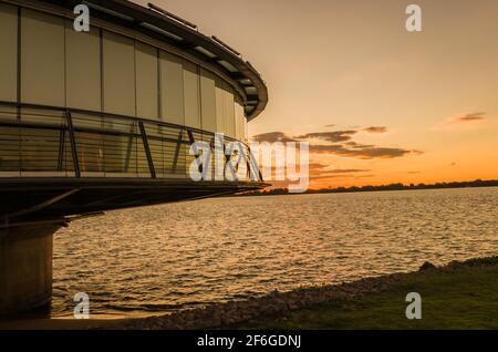 Restaurant panoramique sur le front de mer de Guaíba en silhouette au coucher du soleil. Banque D'Images