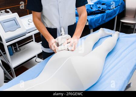 Le processus de massage anti-cellulite avec un appareil à rouleaux sous vide. Banque D'Images