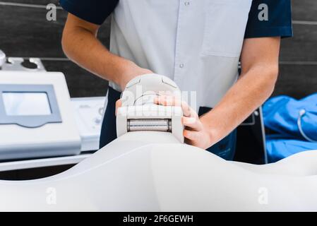 Appareil à rouleaux sous vide cosmétologie. Traitement anti-cellulite dans un salon de beauté. Banque D'Images