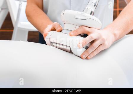 Le massage à rouleaux sous vide est très rapproché. Massage GPL anti-cellulite. Banque D'Images