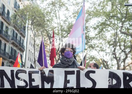 Barcelone, Catalogne, Espagne. 31 mars 2021. Le manifestant est vu avec Toich.On la Journée internationale de visibilité transgenre, le 31 mars, des groupes et des collectifs de lutte transgenre, seront dans les rues de Barcelone pour justifier les droits trans et la protestation contre la transphobie et la discrimination crédit: Thiago Prudencio/DAX/ZUMA Wire/Alay Live News Banque D'Images