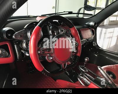 Intérieur rouge Pagani Huayra Banque D'Images