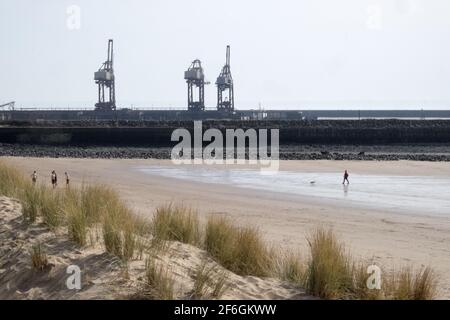 Port Talbot steelworks,et,Port Talbot Dock,avec,grues,industriel,usine,complexe,paysage,et Aberavon Beach,Aberavon Sands,Port Talbot,Port Talbot Neath Area,Council,Swansea Bay,South Wales,Wales,Welsh,GB,Britain,UK,United Kingdom,Europe, Banque D'Images