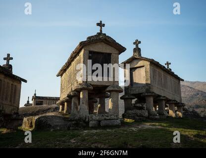 Ancienne réserve de nourriture traditionnelle horreo espigueiro à Soajo Arcos de Valdevez Viana do Castelo, Portugal Europe Banque D'Images