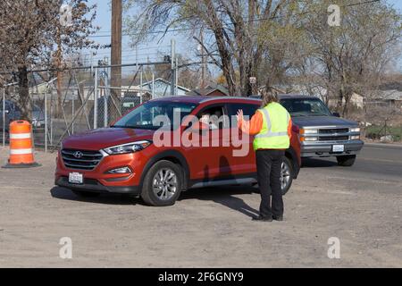 Yakima, Washington, États-Unis. 31 mars 2021. Les premiers patients arrivent à l'ouverture d'un site de vaccination et de tests de masse au Central Washington State Fair Park. L'Agence fédérale de gestion des urgences a ouvert le site du parc d'expositions dans le cadre d'un programme de six semaines qui étend la capacité de vaccination à Yakima d'environ 200 vaccins par jour à 1,200 vaccins par jour entre les opérations fixes et mobiles. Banque D'Images