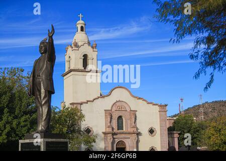 Statue de Luis Donaldo Colosio Murrieta. Église de Santa María de Magdalena sur la Plaza Monumental de Magdalena de Kino, Sonora, Mexique. iglesia de Santa María de Magdalena en la Plaza Monumental de Magdalena de Kino , Sonora, Mexique. Magdalena MPO. Magdalena, Sonora, Mexique. . (Photo par Luis Gutierrez / Norte photo). Ventas navideñas en Magdalena Banque D'Images