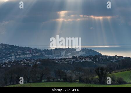 DES RAYONS DE SOLEIL DANSANTS au-dessus DE TORQUAY depuis Burial Ground Fields, Devon, Angleterre, Europe Banque D'Images