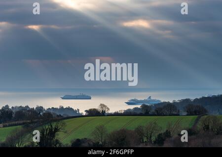DES RAYONS DE SOLEIL DANSANTS au-dessus DE TORQUAY depuis Burial Ground Fields, Devon, Angleterre, Europe Banque D'Images