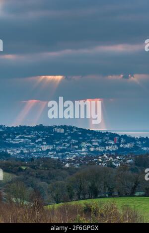 DES RAYONS DE SOLEIL DANSANTS au-dessus DE TORQUAY depuis Burial Ground Fields, Devon, Angleterre, Europe Banque D'Images