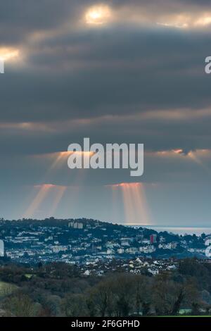 DES RAYONS DE SOLEIL DANSANTS au-dessus DE TORQUAY depuis Burial Ground Fields, Devon, Angleterre, Europe Banque D'Images