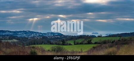 DES RAYONS DE SOLEIL DANSANTS au-dessus DE TORQUAY depuis Burial Ground Fields, Devon, Angleterre, Europe Banque D'Images