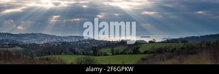 DES RAYONS DE SOLEIL DANSANTS au-dessus DE TORQUAY depuis Burial Ground Fields, Devon, Angleterre, Europe Banque D'Images