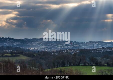 DES RAYONS DE SOLEIL DANSANTS au-dessus DE TORQUAY depuis Burial Ground Fields, Devon, Angleterre, Europe Banque D'Images
