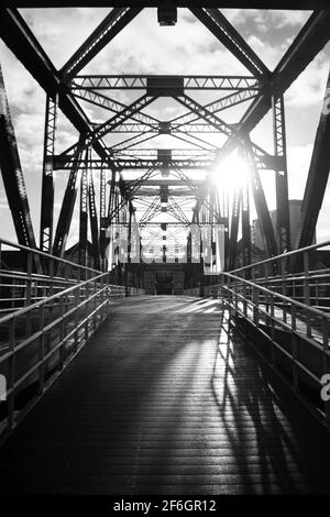 Grande passerelle en acier rouge à Salford Quays Manchester sur UN Jour couvert le soleil Shining à travers le travail de métal Banque D'Images