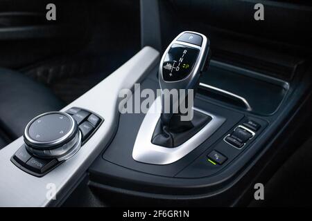 Un Gear Stick automatique à l'intérieur de la BMW 330D Touring 2016 Avec commande de la console centrale Banque D'Images
